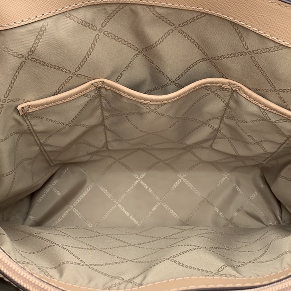MICHAEL KORS Voyager EAST WEST TOTE OYSTER COLOR - Picture 10 of 16